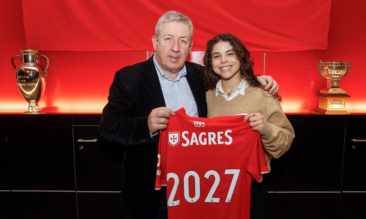 Clarinha assina contrato profissional com o Sport Lisboa e Benfica