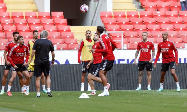 As &#225;guias treinaram no Est&#225;dio Spartak