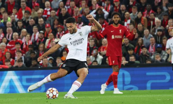 Gon&#231;alo Ramos marcou um dos golos do Benfica em Anfield