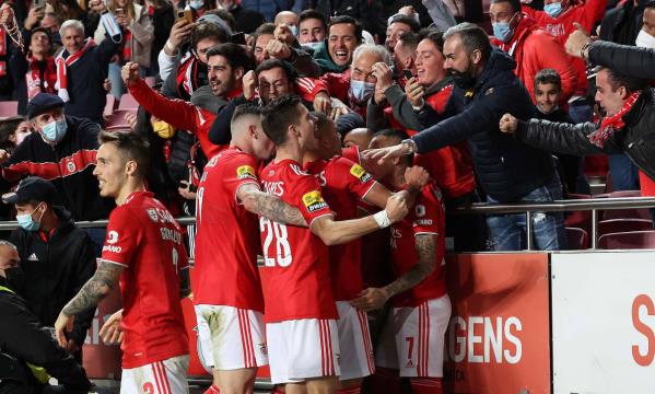 Comunh&#227;o: Jogadores e adeptos festejam golo no Est&#225;dio da Luz