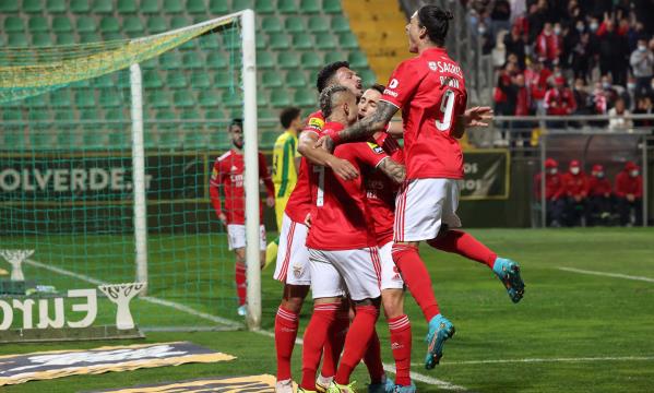 Jogadores do Benfica festejaram três golos e a conquista de três pontos em Tondela