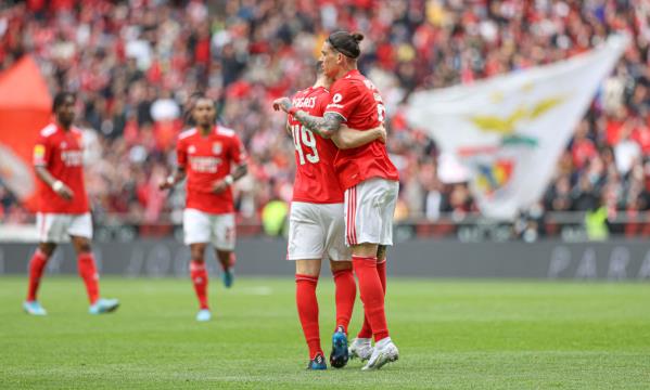 Taarabt (duas assist&#234;ncias) e Darwin (tr&#234;s golos)