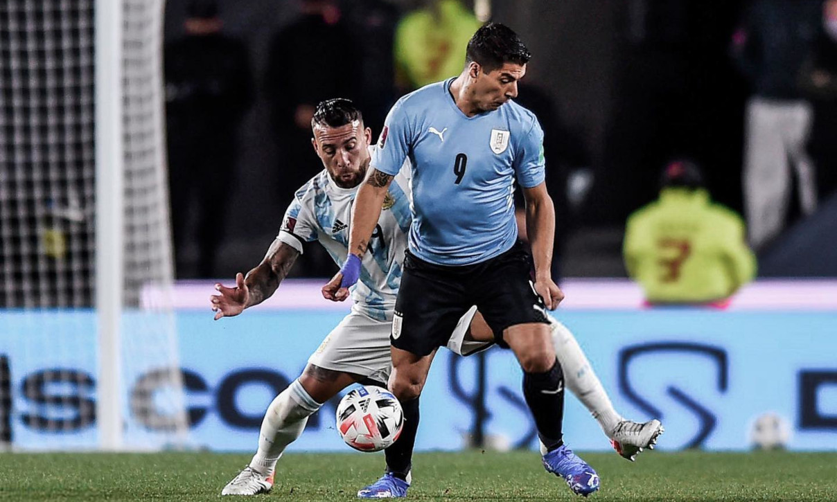 Otamendi com Luis Suárez