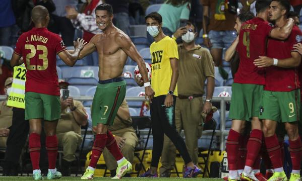 Jo&#227;o M&#225;rio a receber o agradecimento de Ronaldo pelo passe para o 2-1
