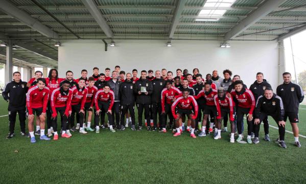 N&#233;lson Ver&#237;ssimo com todo o grupo de trabalho do Benfica B