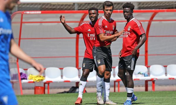 Filipe Cruz, Henrique Ara&#250;jo e Gerson Sousa a festejarem um dos golos do Benfica B