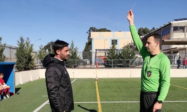 Pedro Martinho a receber o cart&#227;o branco pelo momento de fair play
