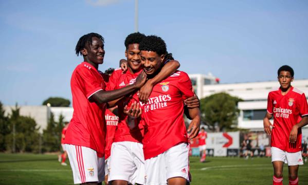 Jogadores do Benfica festejam um dos 12 golos marcados no Benfica Campus 