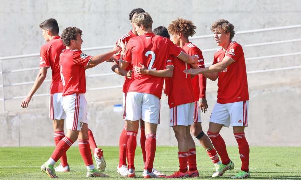 Festejo do primeiro golo, marcado por Jo&#227;o Resende (&#224; direita)