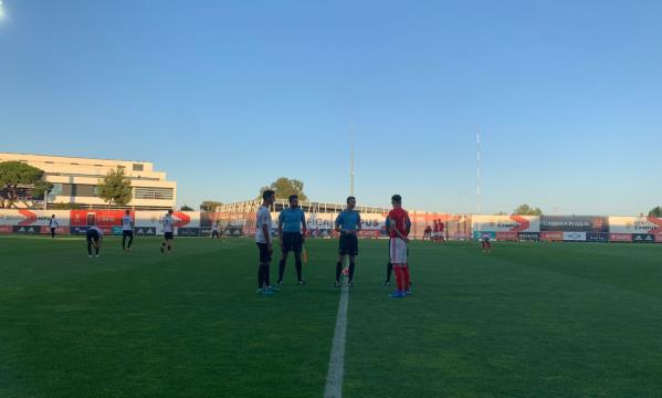In&#237;cio do jogo entre Benfica e Farense no Benfica Campus