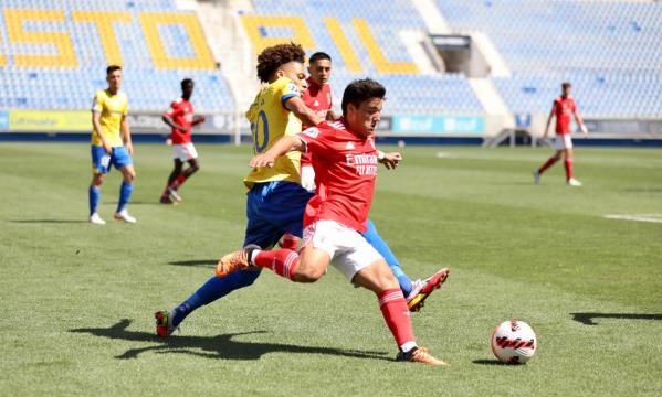 Diogo Nascimento foi titular no meio-campo do Benfica