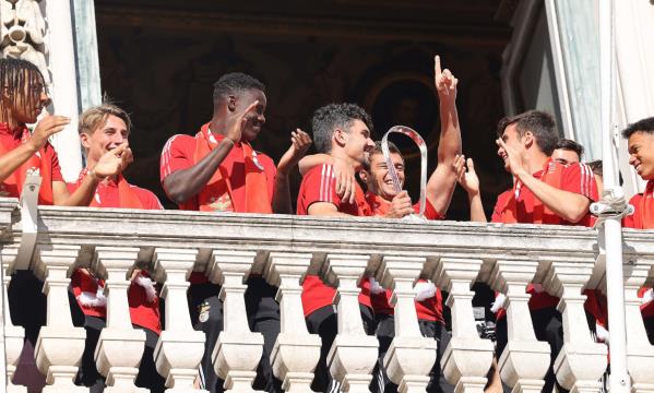 Os jogadores do Benfica fizeram a festa com os adeptos
