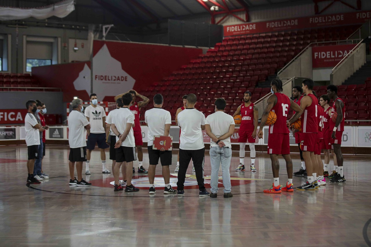 Equipa de basquetebol do Benfica e equipa técnica