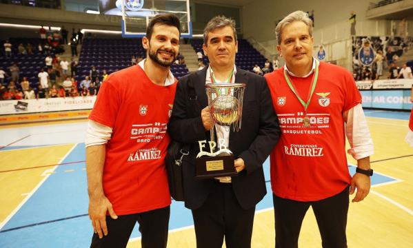 Norberto Alves com o trof&#233;u de Campe&#227;o Nacional 2021/22