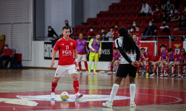 Chishkala assinou um hat-trick neste desafio 