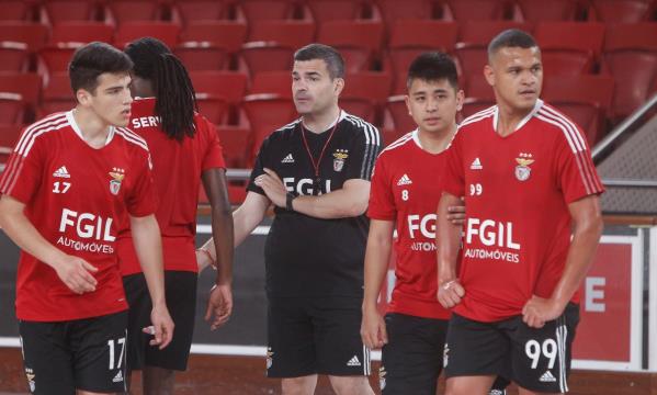 Pulpis no comando do treino
