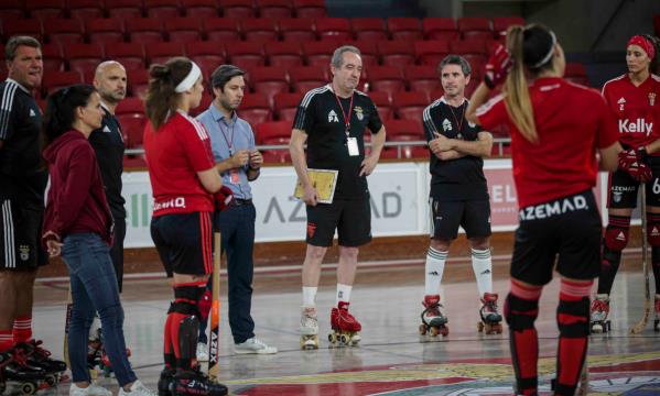 Paulo Almeida a falar com as suas jogadoras