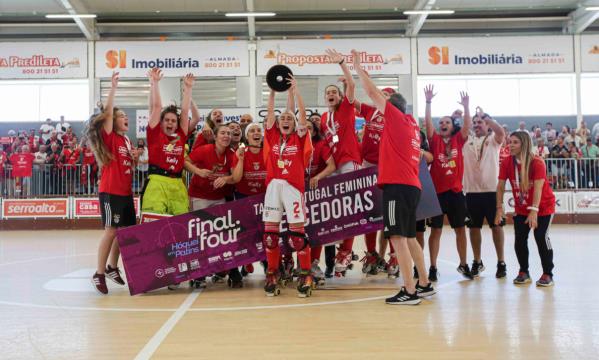 Equipa do Benfica com o troféu conquistado