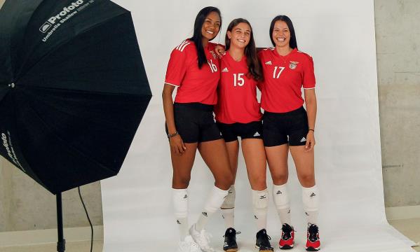 Equipa feminina de voleibol do Benfica no making of das fotos oficiais