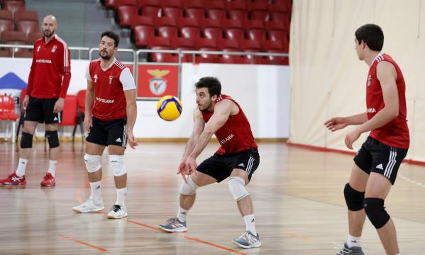 Ivo Casas (com bola) no treino