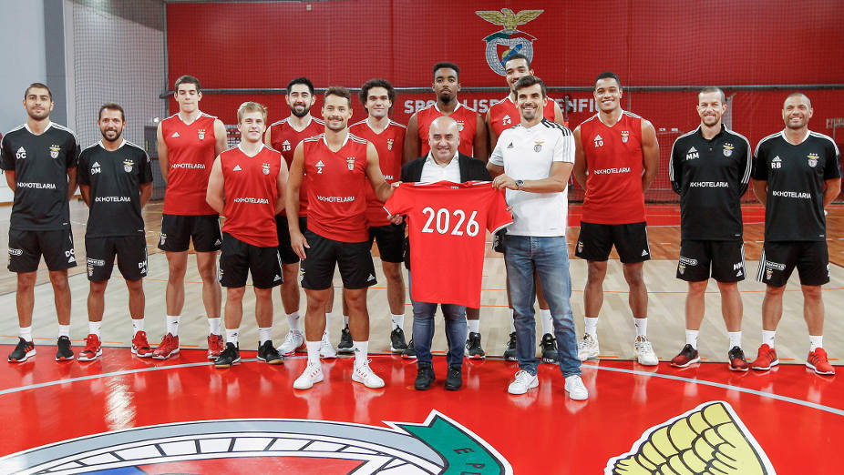Ricardo Martins, CEO na NX Hoteleria, com o plantel de voleibol do Benfica