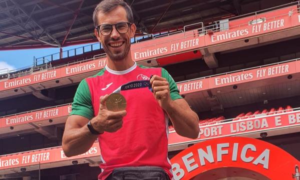 Fernando Pimenta com a medalha de bronze no Estádio da Luz