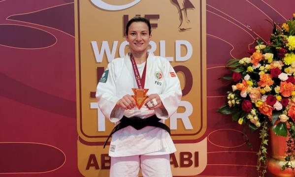 Telma Monteiro com a medalha de ouro
