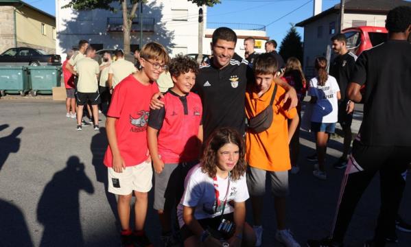 Atletas da equipa masculina de andebol com adeptos na Casa Benfica Viseu
