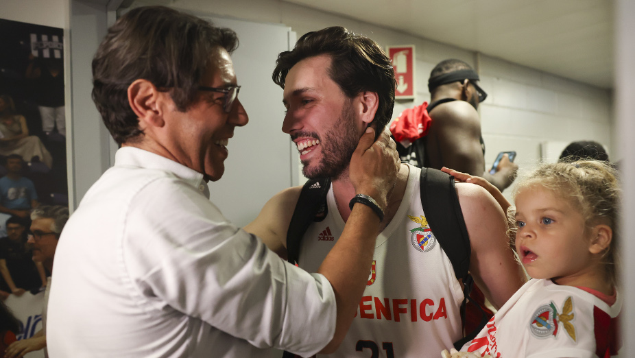 Rui Costa cumprimenta Tomás Barroso