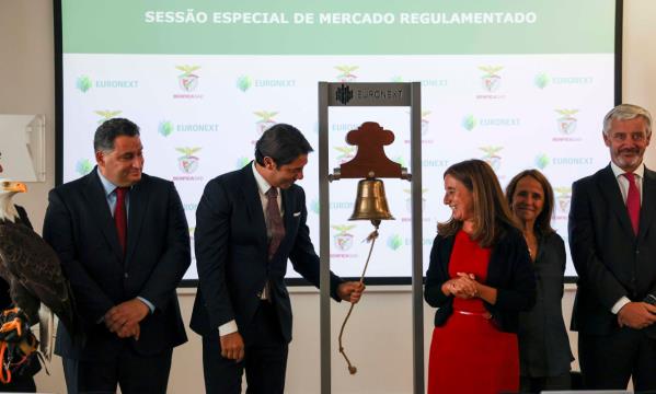Presidente Rui Costa tocou o sino na sess&#227;o de apresenta&#231;&#227;o dos resultados