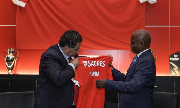 Vice-presidente do SL Benfica, Manuel de Brito, com o Presidente do Munic&#237;pio de Pemba, Florete Simba