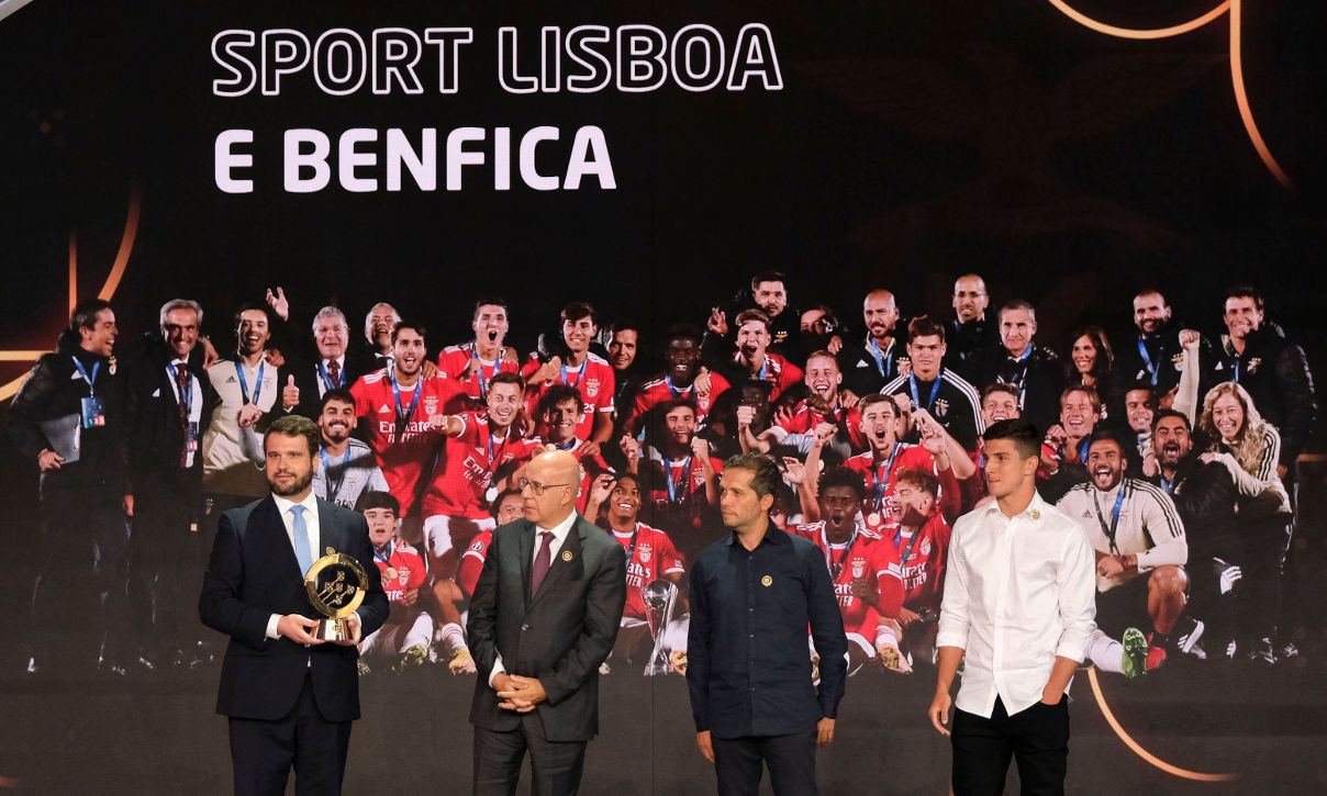 Equipa do Benfica vencedora da Youth League, prémio Quinas de Ouro
