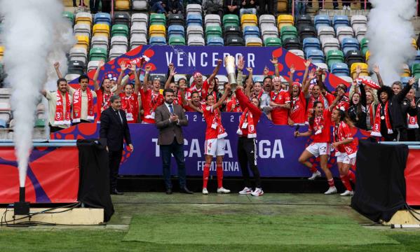 Benfica celebrates winning the League Cup
