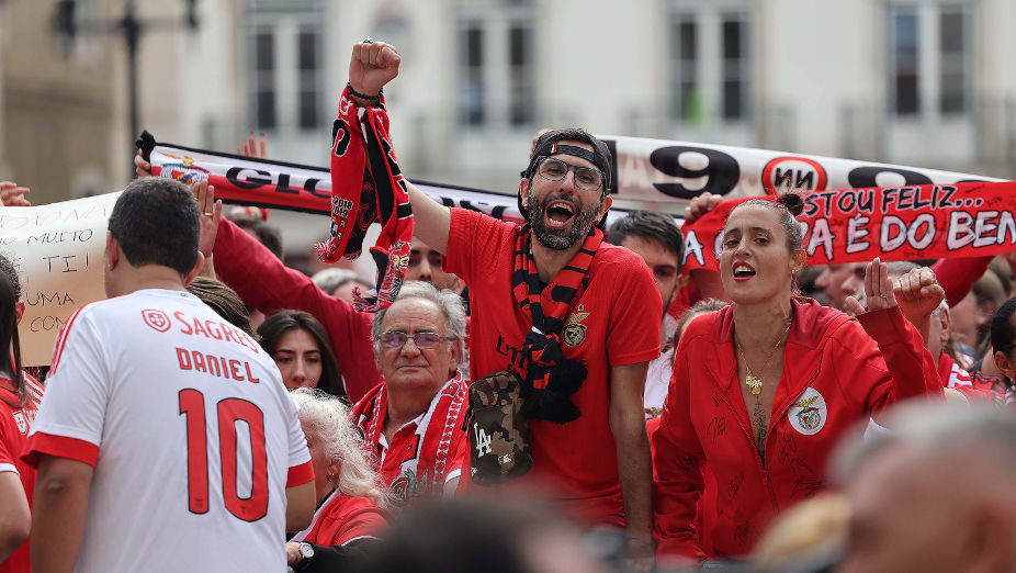 Adeptos do Benfica na Praça do Município