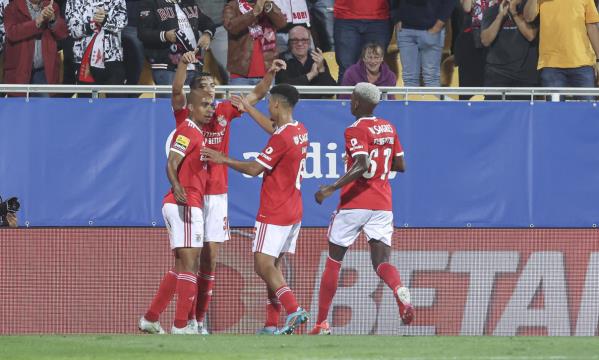 Equipa do Benfica festeja o primeiro golo em casa do Estoril