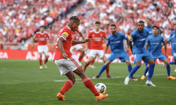 Neres centre pour Otamendi