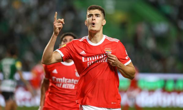 Ant&#243;nio Silva celebra o segundo golo do Benfica no d&#233;rbi