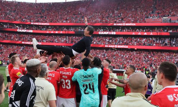 Festejo: Roger Schmidt lan&#231;ado ao ar pelos jogadores
