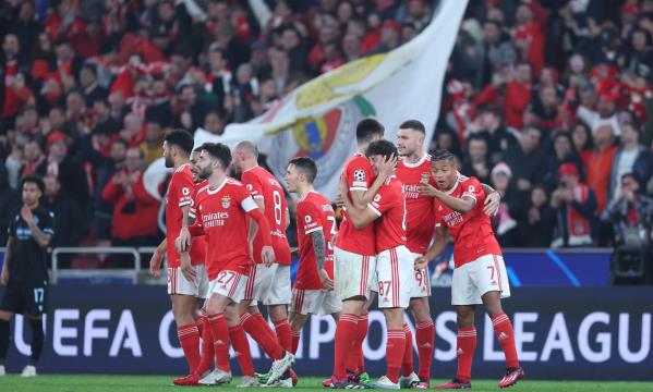 Equipa festeja na goleada de 5-1 ao Club Brugge, na Luz