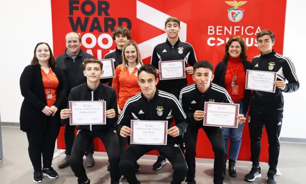 Os premiados com Diplomas de M&#233;rito Escolar e Social do Benfica Campus