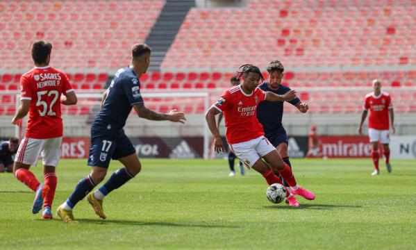 Cher Ndour, com bola, fez um remate &#224; barra