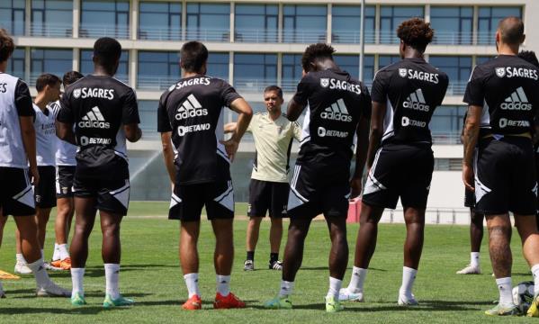 Lu&#237;s Castro orienta o treino do Benfica B