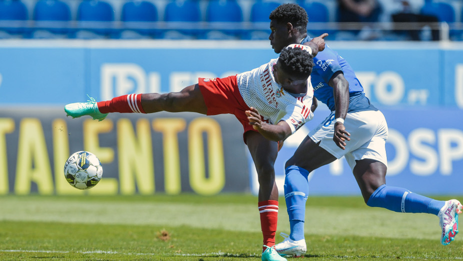 António Muanza luta pela bola