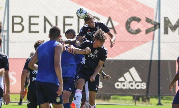 &#218;ltimo jogo-treino da pr&#233;-&#233;poca teve como palco o Benfica Campus