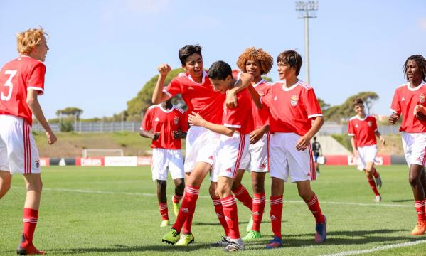 Benfica festejou tr&#234;s golos na primeira metade do jogo