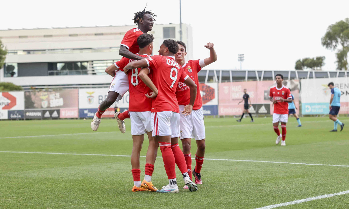 Equipa a festejar o golo de Rafael Luís