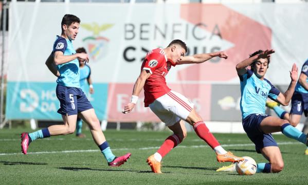 José Marques tenta bater o adversário vizelense