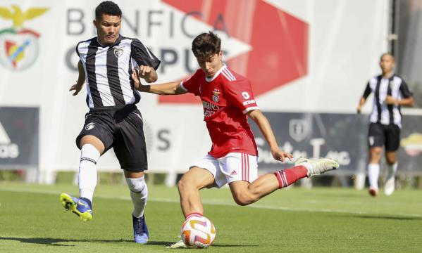 Jos&#233; Melro estreou-se frente ao Portimonense (na foto) e marcou ao Estoril