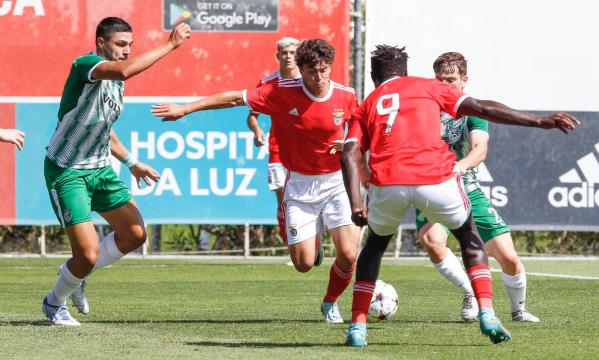 Jo&#227;o Neves com bola