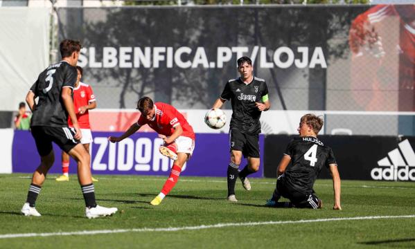 Hugo F&#233;lix marcou o primeiro golo no Benfica Campus